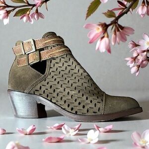 CIRCLE G Laser Cut Suede Ankle Booties •Size 8.5 • Women